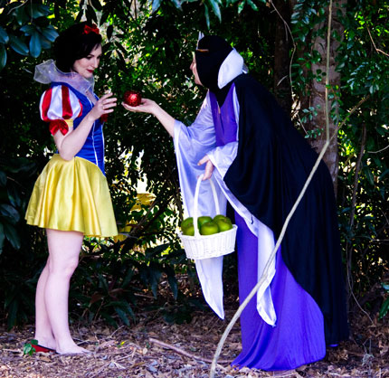 Snow White being given the poison apple